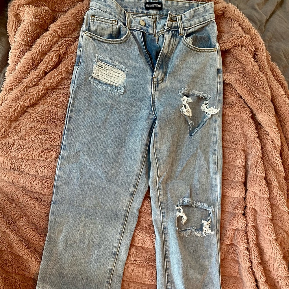Distressed wide leg with side slits on bottom part of legs. Trendy and chic!